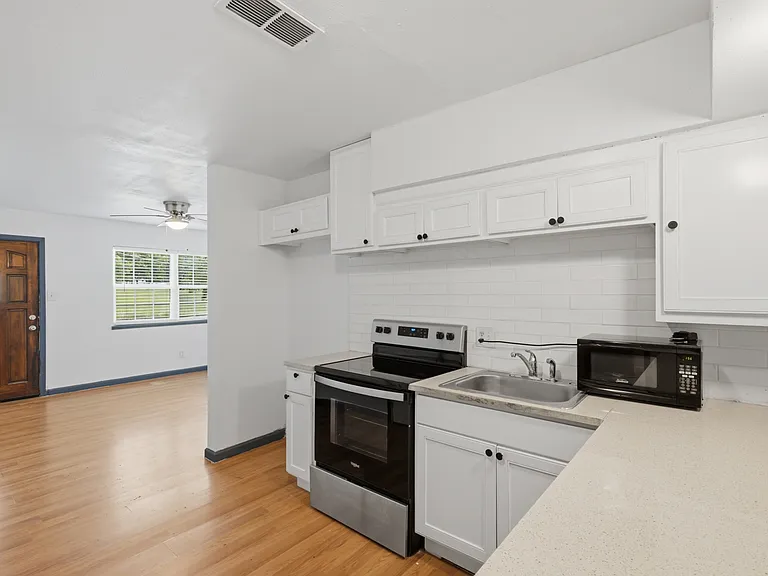 620 E Sears St — Photo 7