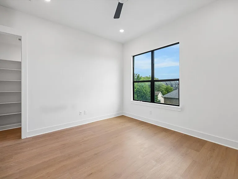 1325 W 22nd St — Photo 16