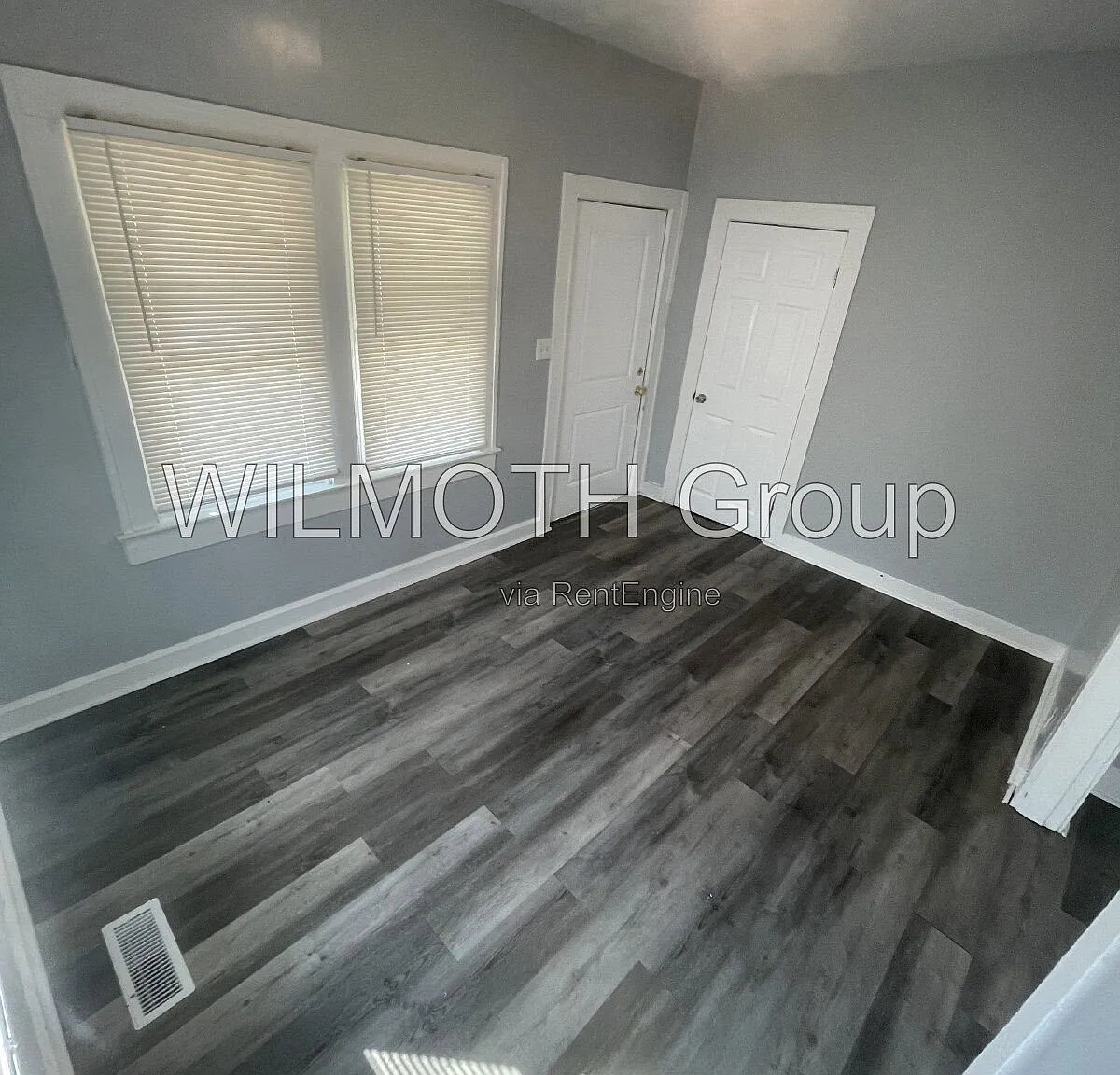 15 N Riley Ave — Photo 4