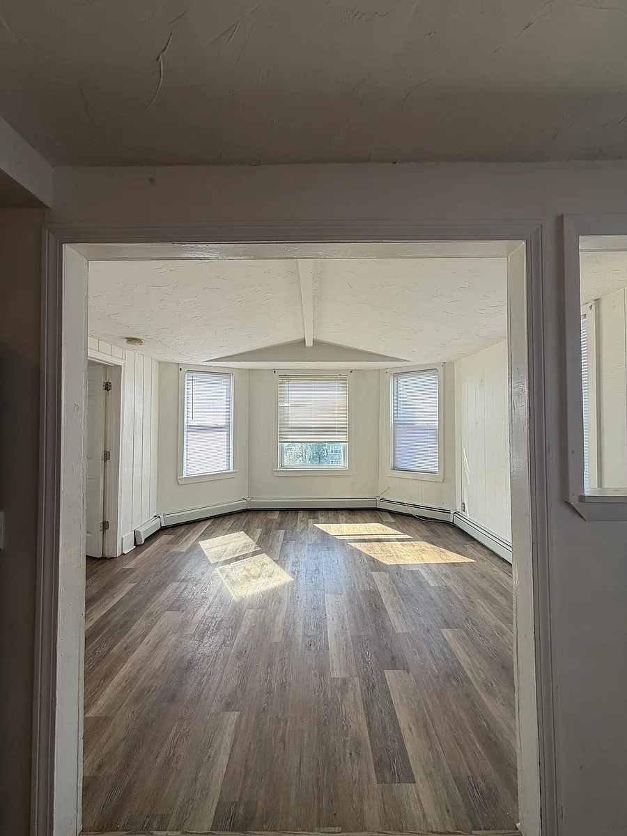 Building Photo - 373 Burnside Ave #3