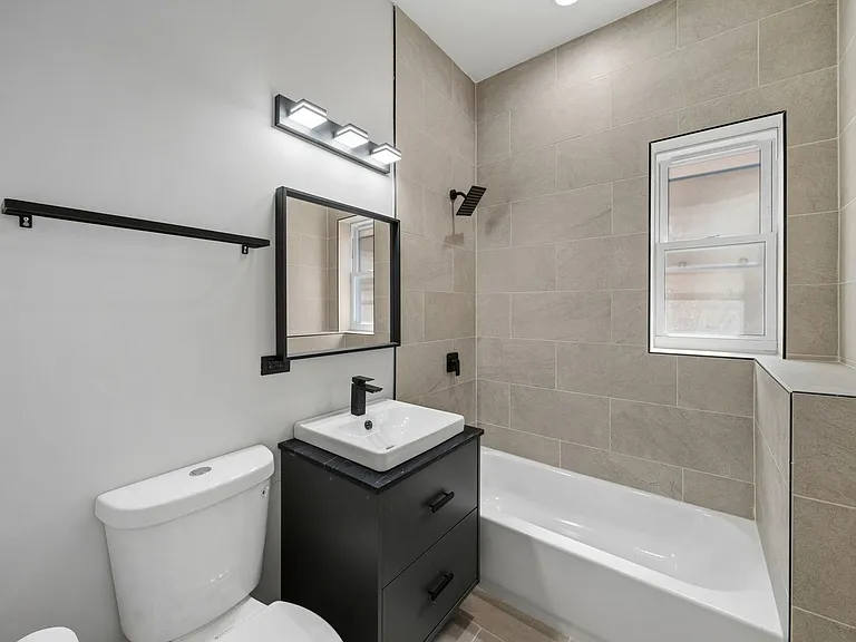 4508 W Congress Pkwy #2 — Photo 3