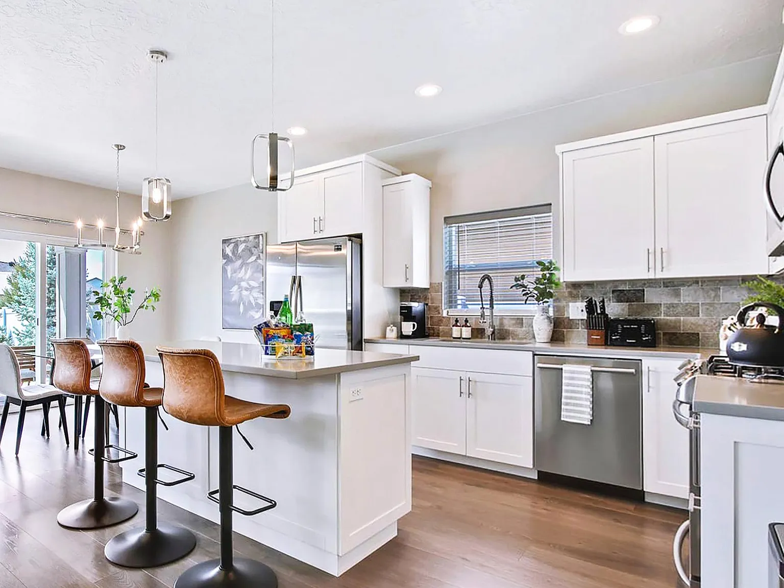 2035 E Oakcrest Dr — Photo 2