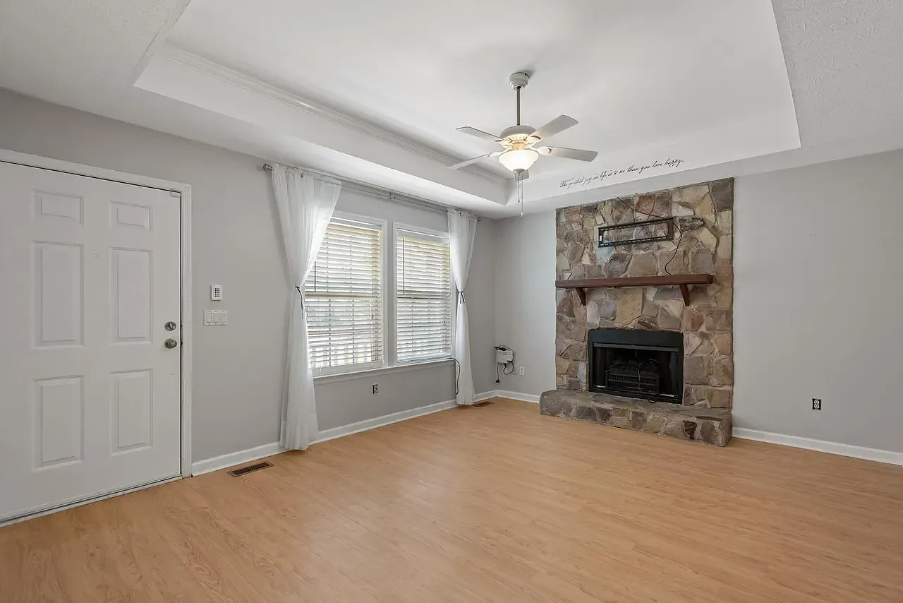 3 bed, 1300 sqft, $1,800 — Photo 4