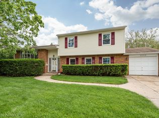 1355 E Rosita Dr, Palatine, IL 60074