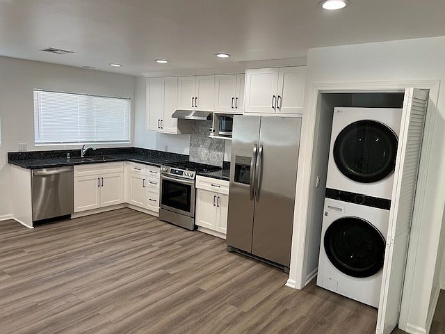 Kitchen area showing new washer & dryer