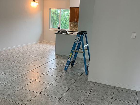 2nd image of 901 NE 18th Ct APT 202