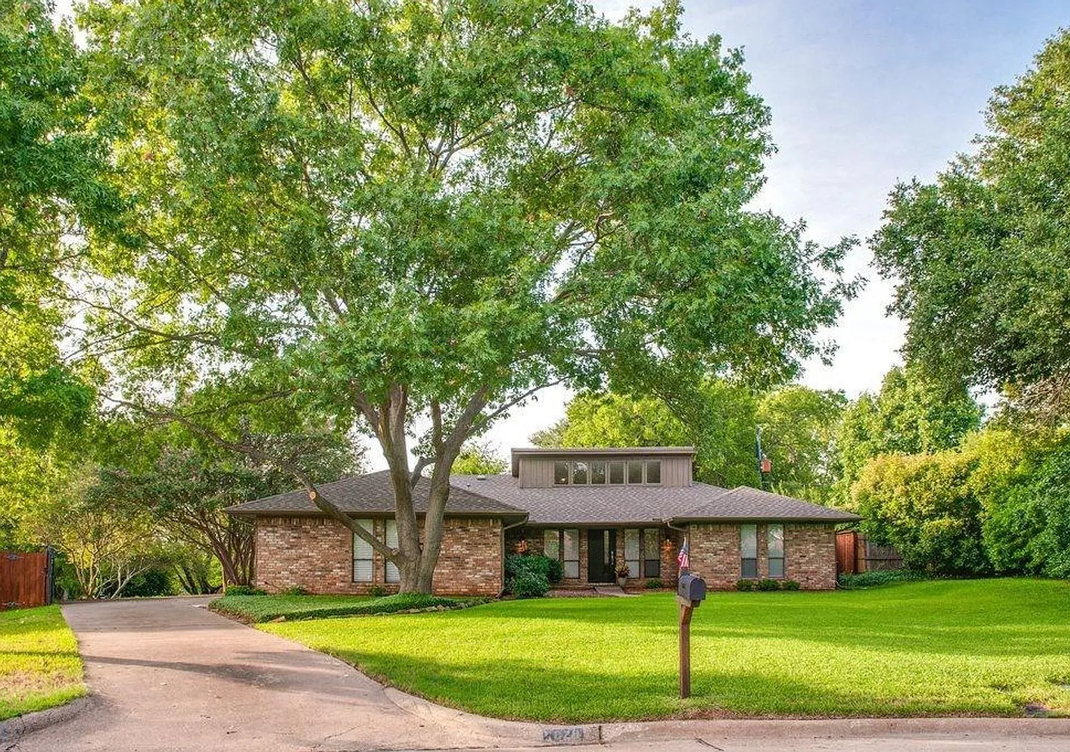 Charming 3-bedroom, 2-bathroom home in Grand Prairie — Photo 1