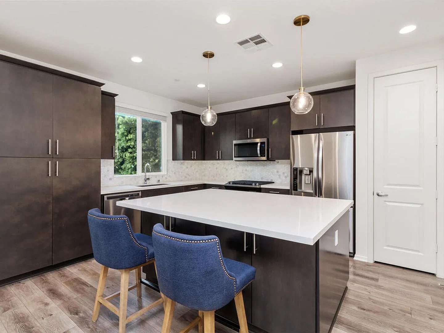 Beautiful home in gated Pacific Ridge — Photo 3