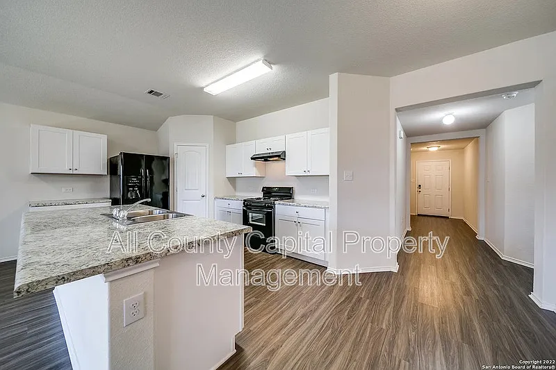 4 bed, 2.5 bath, 1595 sqft, $1,800 — Photo 3