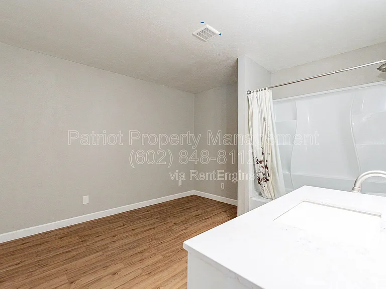 110 W Seldon Ln — Photo 35