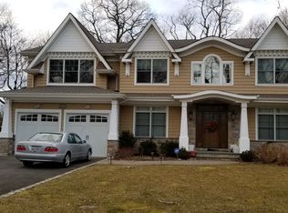 38 Sycamore Dr, Roslyn, NY 11576