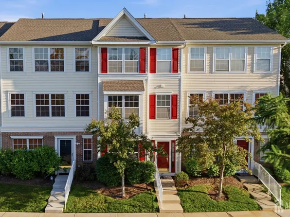 27 Woodlake Dr, Parlin, NJ 08859