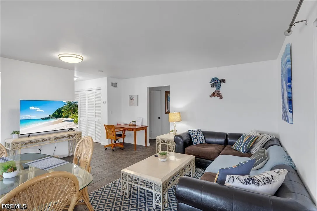 2 bed, 1.0 bath, 892 sqft, $1,395 — Photo 1