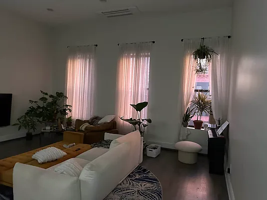 Rented by Standard Living Realty Inc | media 21