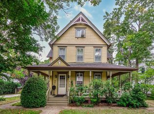 32 Smith St, Rockville Centre, NY 11570