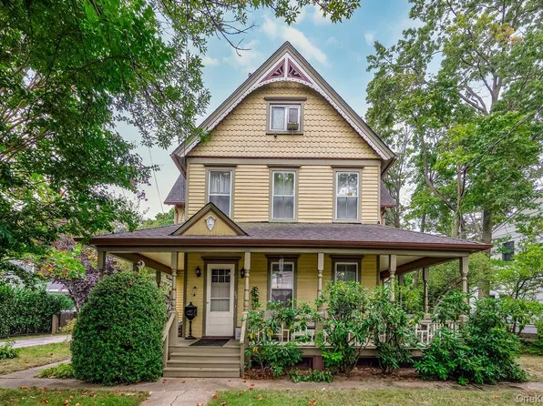 32 Smith Street, Rockville Centre, NY 11570