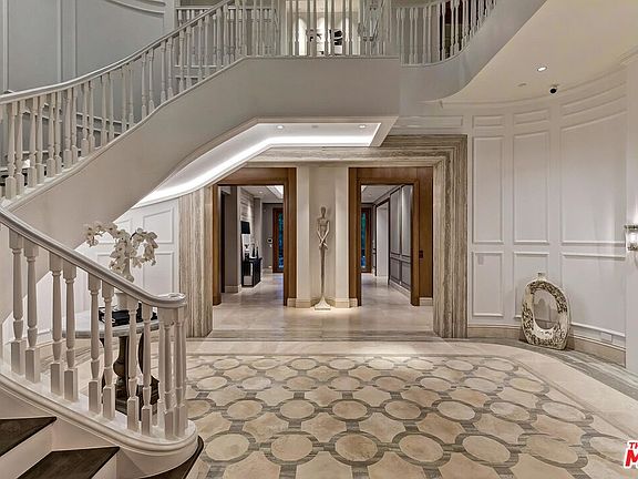 3rd image of 610 N Rodeo Dr