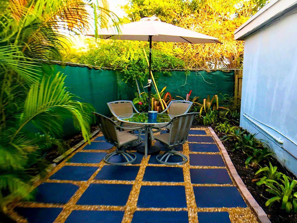 Private outdoor, fenced yard.