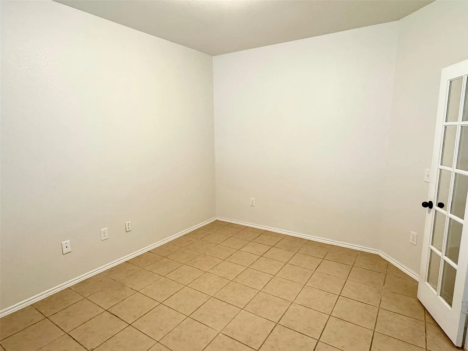 3 bed, 2.0 bath, 1950 sqft, $2,100 — Photo 2