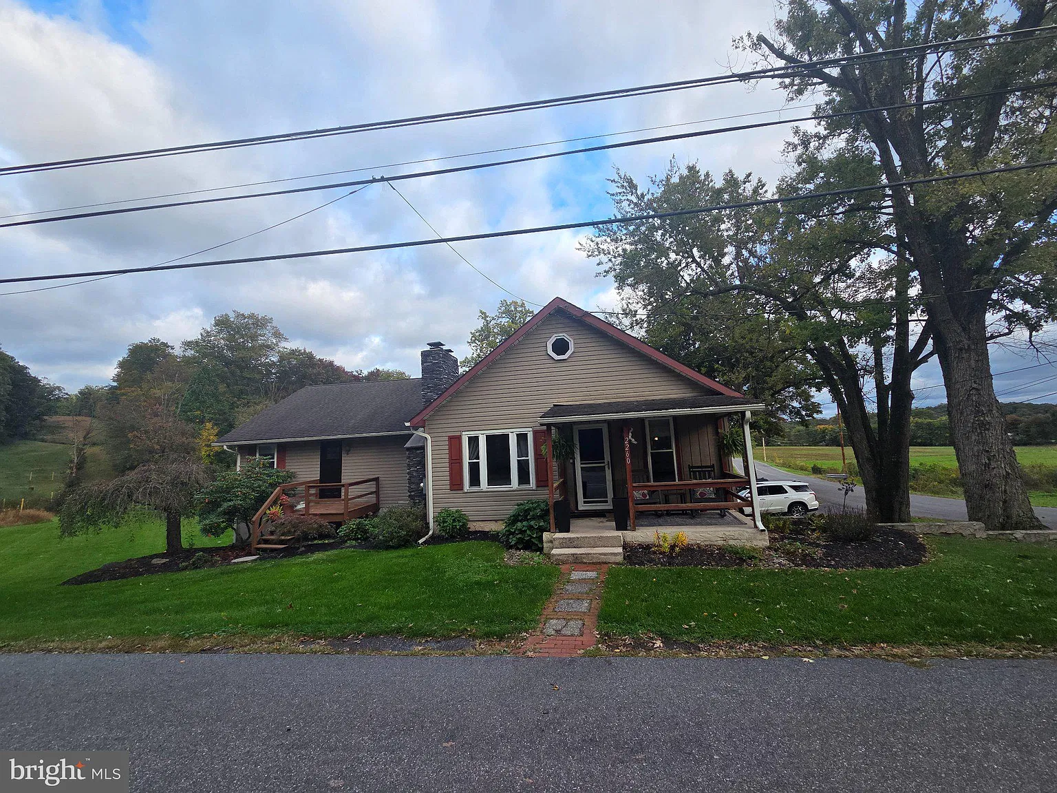 4 bed, 2.0 bath, 2026 sqft, $2,500 — Photo 2