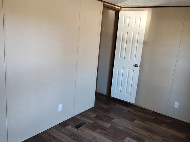 5600 W Kilgore Ave — Photo 37