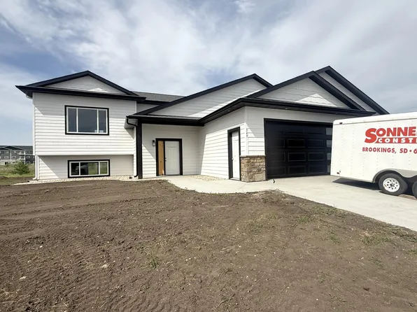 527 Kestrel Ln, Brookings, SD 57006