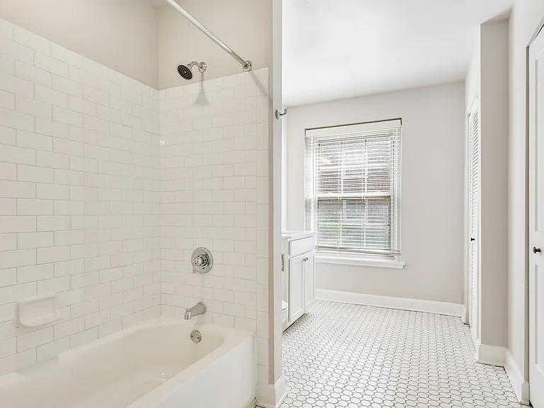 Buckingham & Balmoral Apartments — Photo 18
