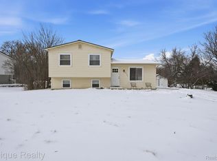 2191 Stonesthrow Dr, Lapeer, MI 48446