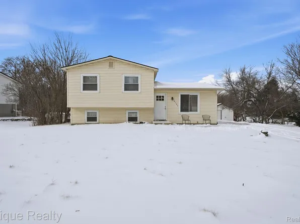 2191 Stonesthrow Dr, Lapeer, MI 48446