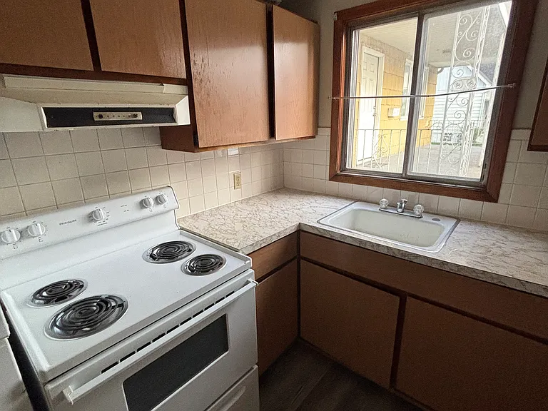 99 Meadowbrook Pkwy #1 — Photo 6