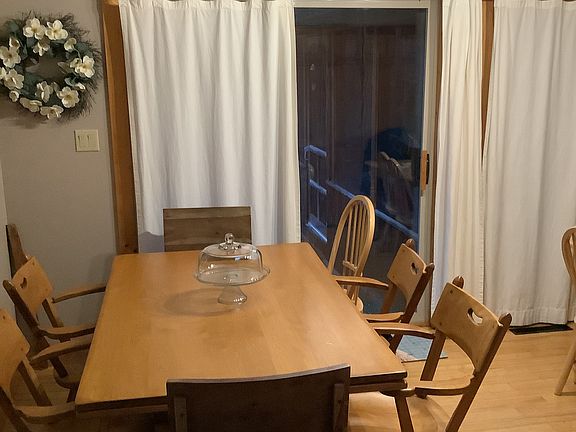 Dining area off full size kitchen