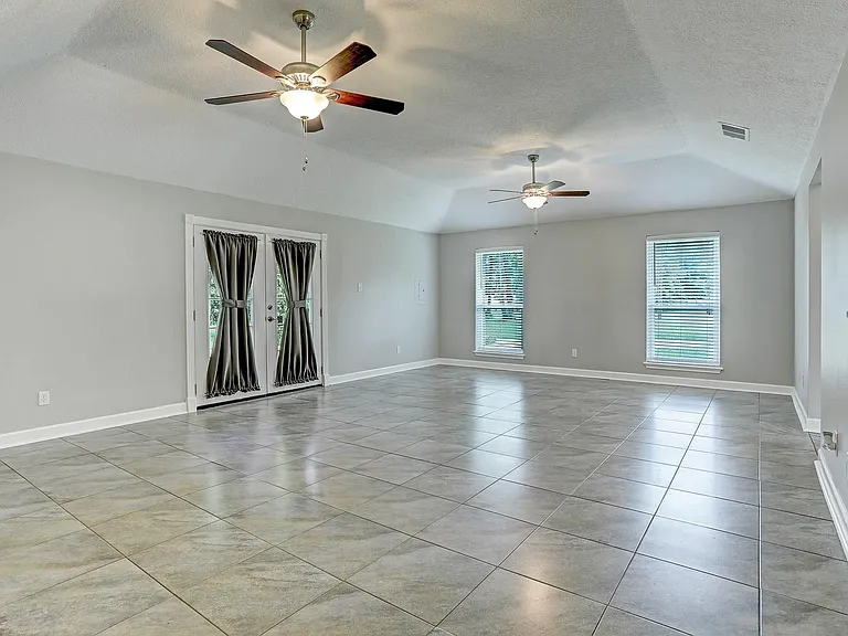 1211 Diablo Dr — Photo 2