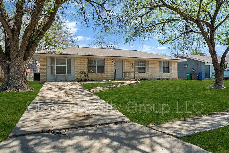 1st image of 4862 Castle Arms Dr