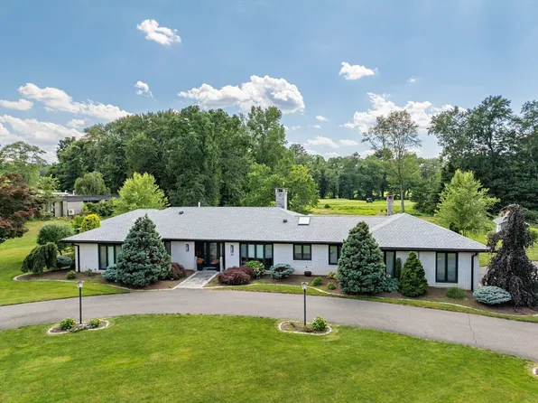 10 Prynne Ridge Rd, Longmeadow, MA 01106