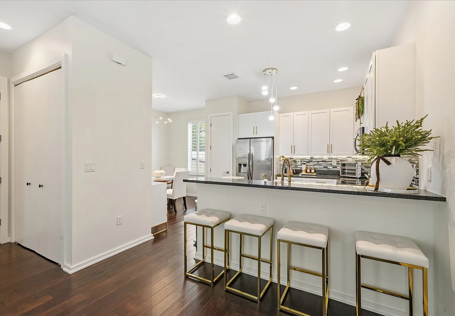 3 bed, 2181 sqft, $3,600 — Photo 3