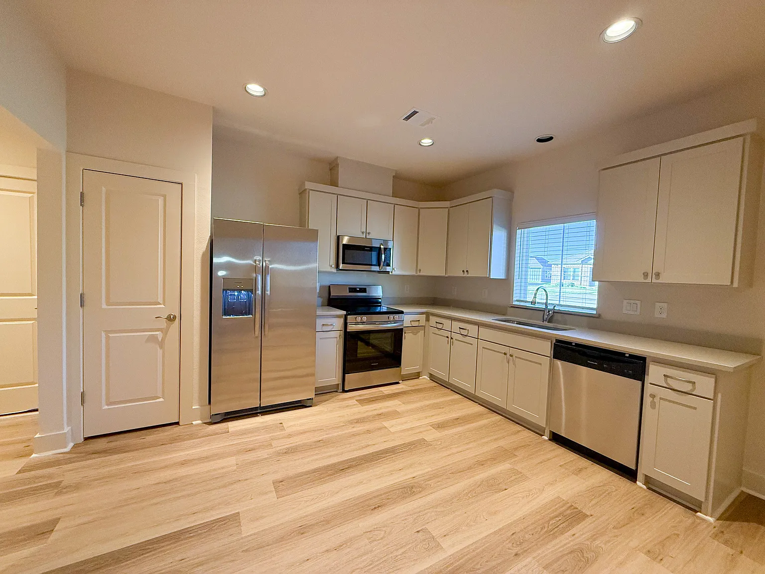 3 bed, 1361 sqft, $2,000 — Photo 4