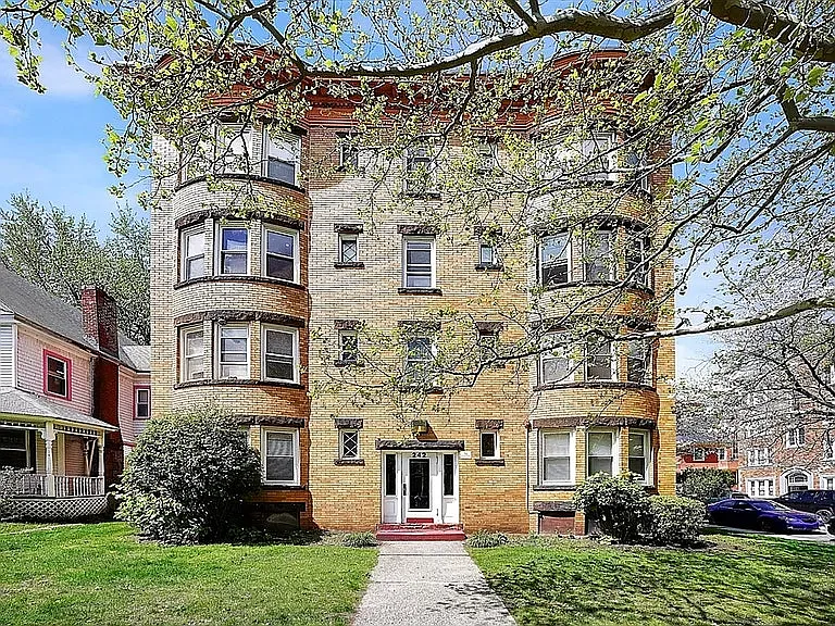 242 Fort Pleasant Ave #2L