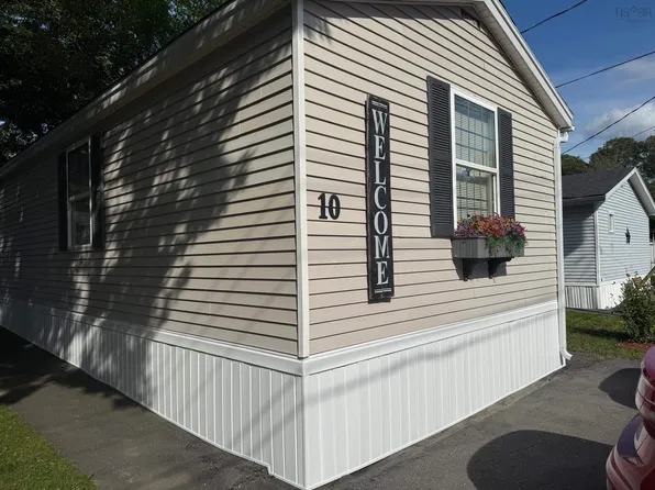 10 Fall St, Bridgewater, NS B4V 3V6