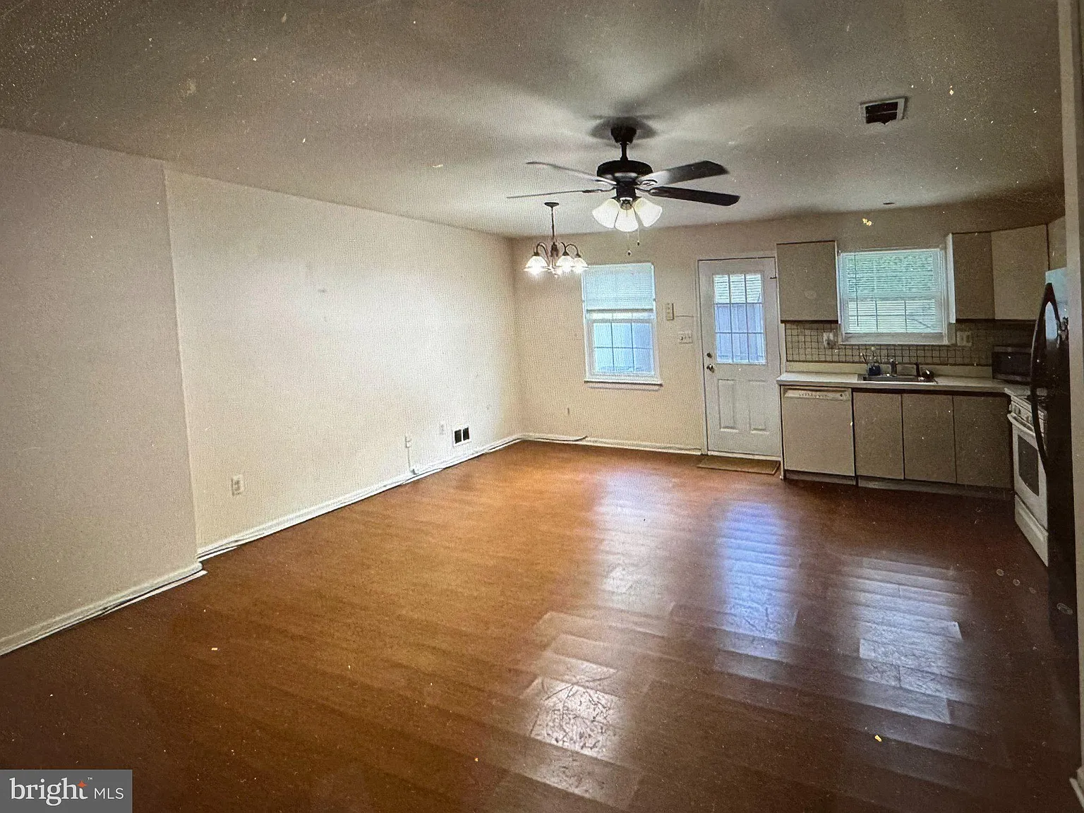 3 bed, 1.5 bath, 1560 sqft, $2,550 — Photo 4