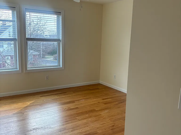 90 Townsend Ave — Photo 6