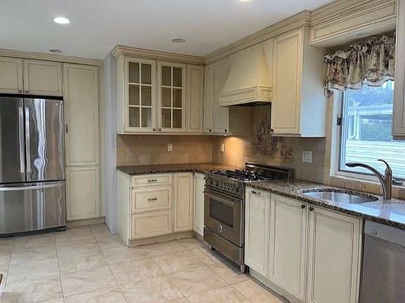 4th image of 1467 Bay St
