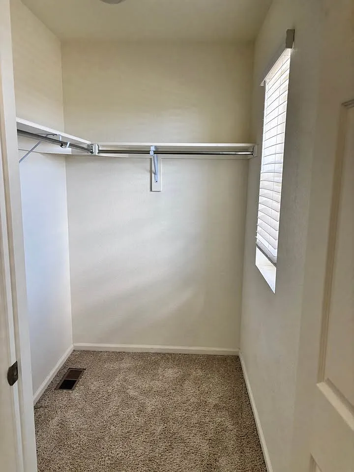5 bed, 3764 sqft, $900 — Photo 2