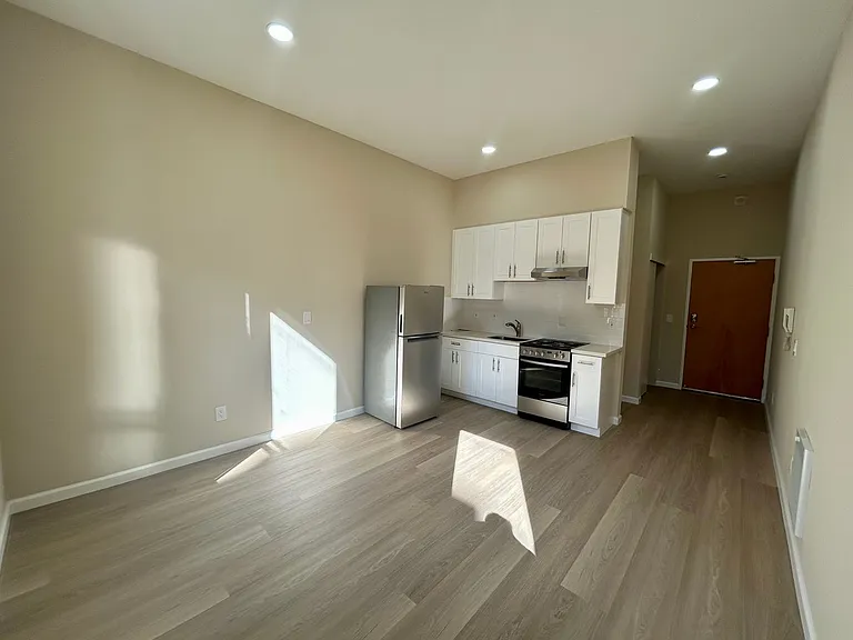 1012 Grant Ave #2E — Photo 1