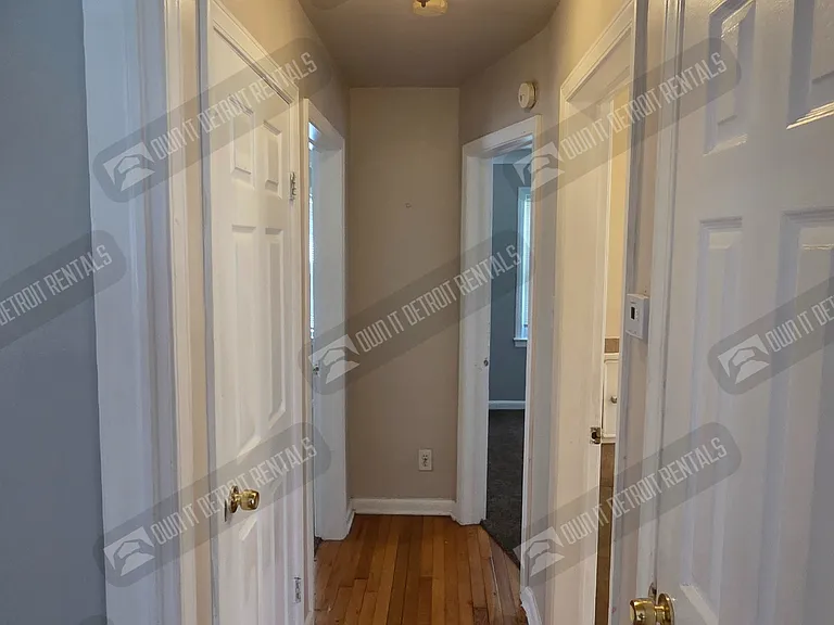 20252 Roscommon St — Photo 11