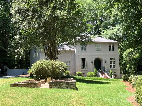 8102 Shannon Woods Ln, Matthews, NC 28104