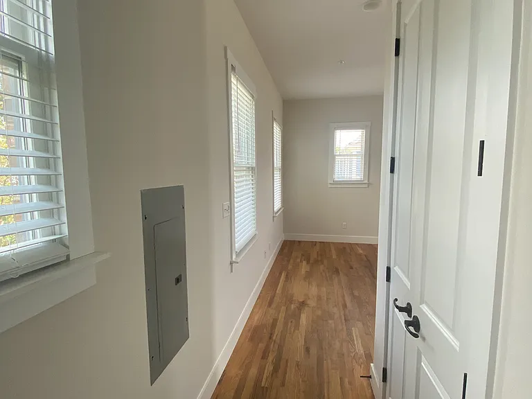 606 N Main St #202 — Photo 5