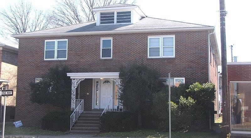 1st image of 213 W Walnut St APT 3