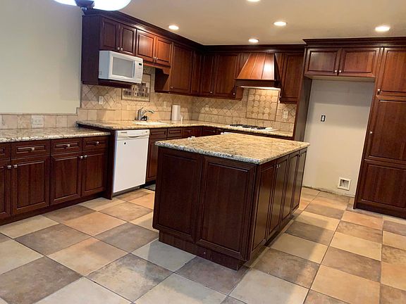 2nd image of 15847 Rosehaven Ln
