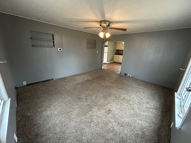 215 S Jackson St — Photo 3