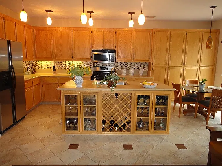 4 bed, 2045 sqft, $4,900 — Photo 4